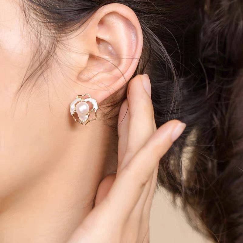 Rose White Mother of Pearls Necklace Gold Vermeil