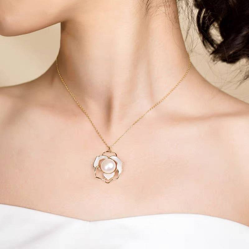 Rose White Mother of Pearls Necklace Gold Vermeil