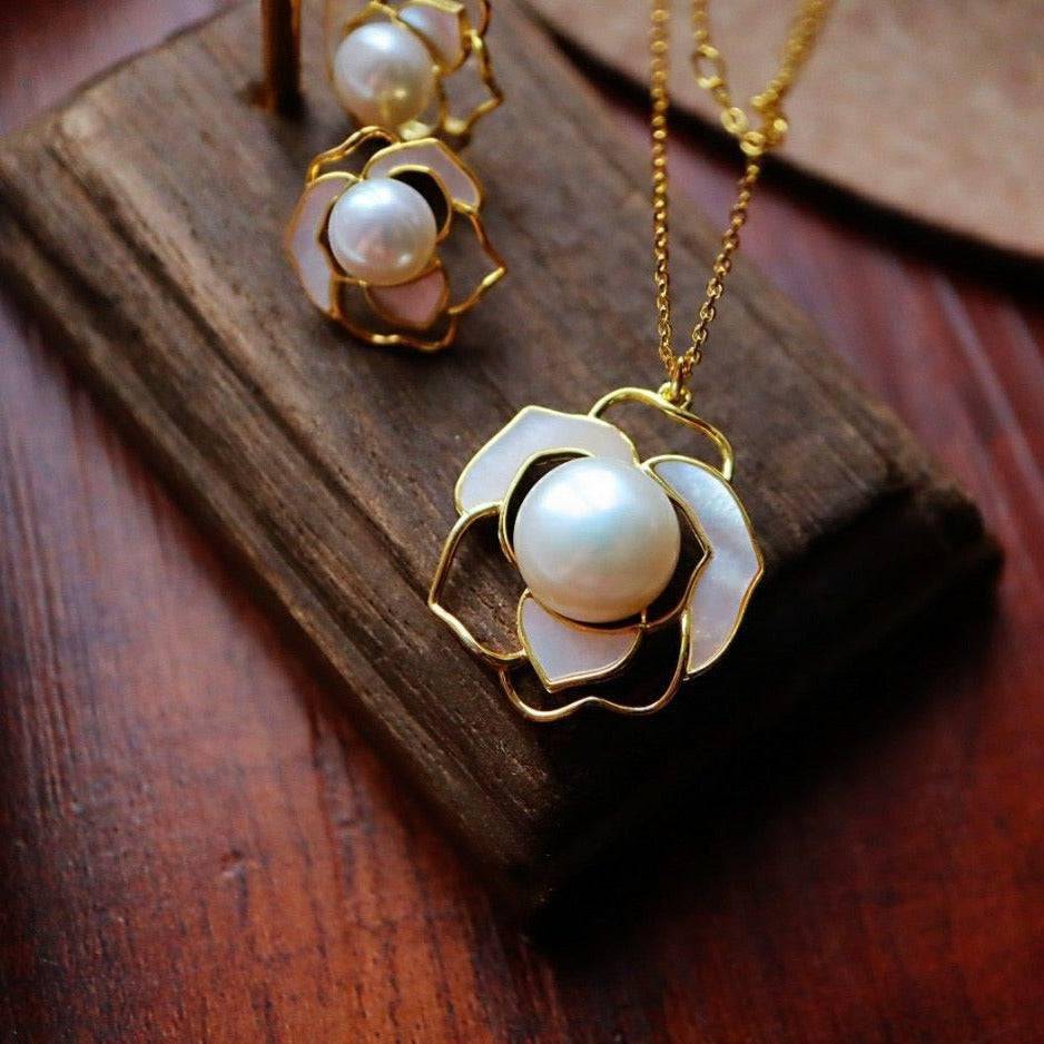 Rose White Mother of Pearls Necklace Gold Vermeil