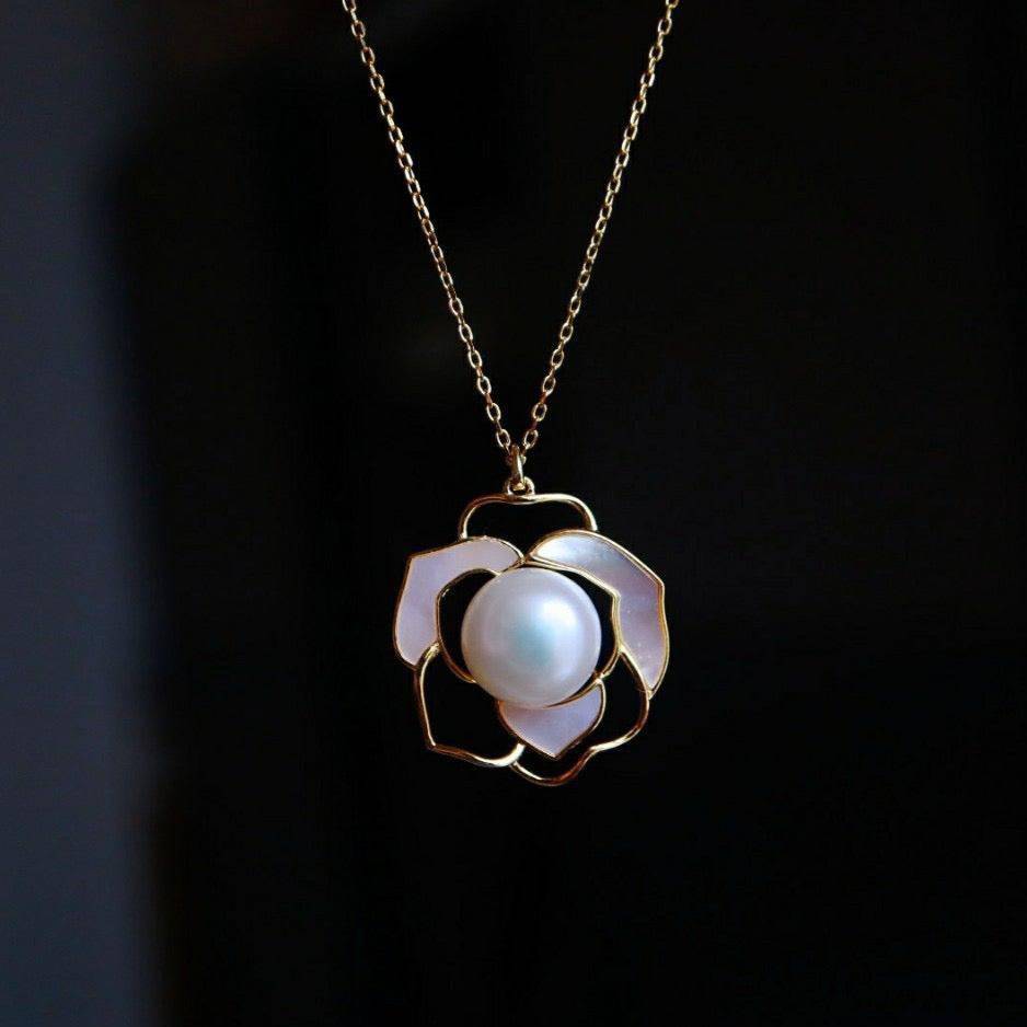 Rose White Mother of Pearls Necklace Gold Vermeil
